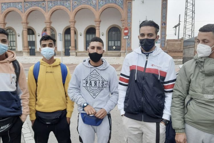 Una vez más un grupo de chicos extranjeros se quedan en la calle por no haber plazas para ellos en el Albergue Municipal de Jerez, sito en la calle Cantarería