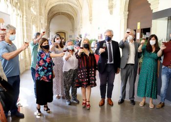 Un brindis por Caballero Bonald inaugura la Feria del Libro en los Claustros de Santo Domingo