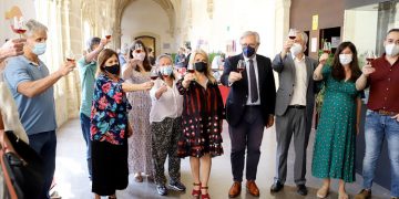Un brindis por Caballero Bonald inaugura la Feria del Libro en los Claustros de Santo Domingo