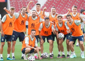 Vacunas para futbolistas antes que para pacientes de riesgo: las prioridades del gobierno español