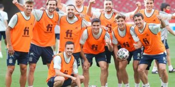 Vacunas para futbolistas antes que para pacientes de riesgo: las prioridades del gobierno español
