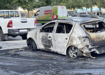 Calcinados tres vehículos tras un incendio en el MOPU