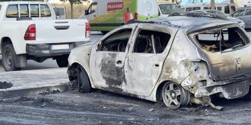 Calcinados tres vehículos tras un incendio en el MOPU