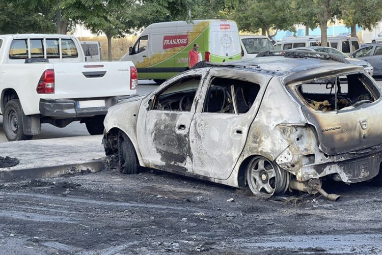 Calcinados tres vehículos tras un incendio en el MOPU