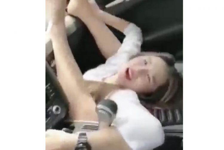 Policía Local de Cádiz advierte sobre el peligro de llevar los pies sobre el salpicadero