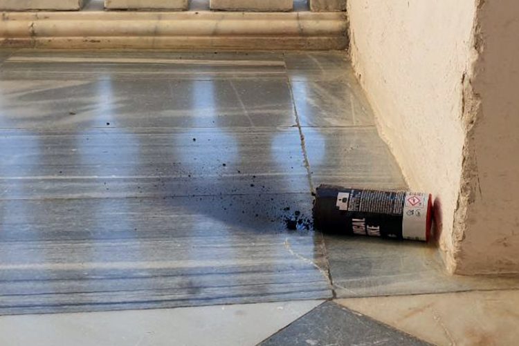 El Ayuntamiento de Cádiz, desalojado tras el lanzamiento de botes de humo por parte de la policía local al interior del edificio consistorial