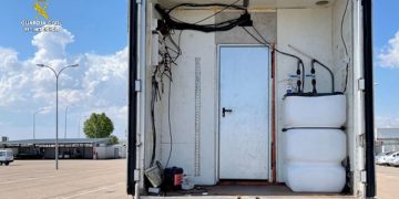 La Guardia Civil desarticula una organización que había creado plantaciones de marihuana en el interior de camiones