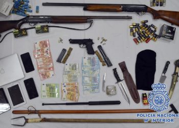 La Policía Nacional detiene en Rota tres personas por  tenencia ilícita de armas de fuego y tráfico de drogas