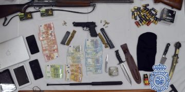 La Policía Nacional detiene en Rota tres personas por  tenencia ilícita de armas de fuego y tráfico de drogas