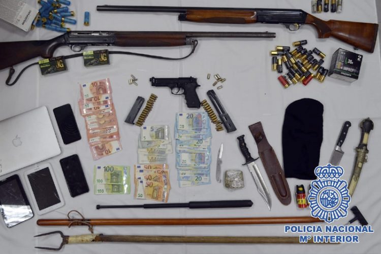 La Policía Nacional detiene en Rota tres personas por tenencia ilícita de armas de fuego y tráfico de drogas