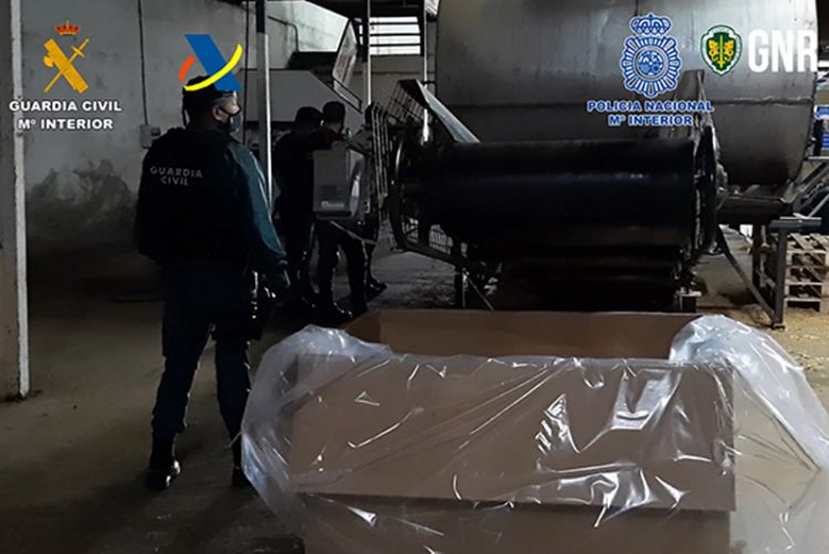 Desarticulada desde Jerez una organización especializada en la fabricación y comercialización fraudulenta de tabaco entre España y Portugal