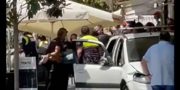 Un conductor atropella a varias personas en una terraza en Marbella