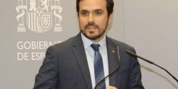 El precio de la electricidad marca un máximo histórico mientras el gobierno se va de vacaciones (a sitios con aire acondicionado)