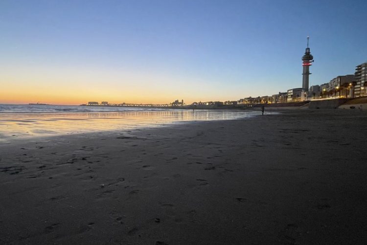 La Junta, erre que erre con el cierre nocturno de las playas