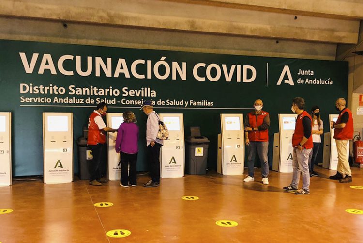 Andalucía abre mañana la autocita para vacunarse contra el Covid-19 a los nacidos en 2002 y 2003 y el jueves a los de 2004 y 2005