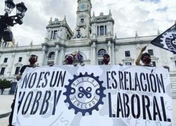 Deliberoo anuncia el despido de 4.000 riders y amenaza con abandonar el país