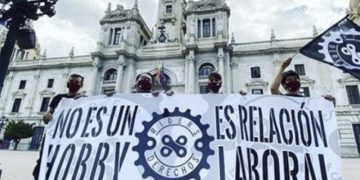 Deliberoo anuncia el despido de 4.000 riders y amenaza con abandonar el país