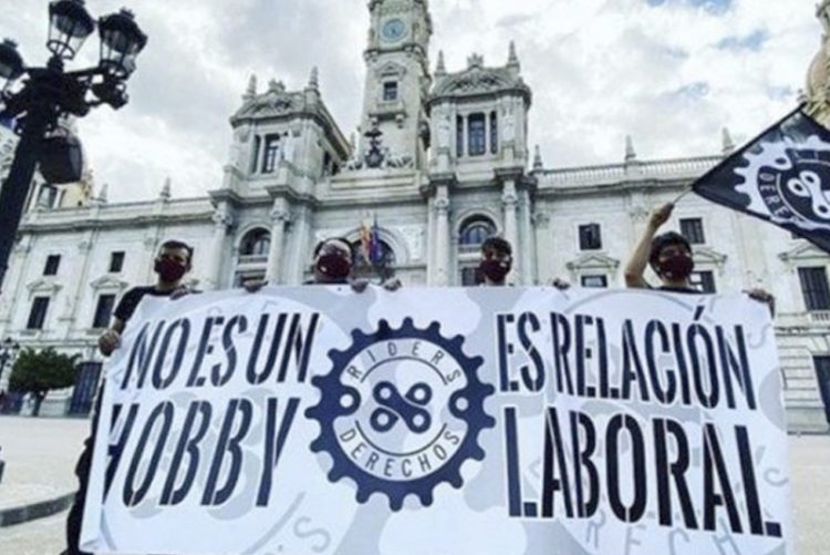 Deliberoo anuncia el despido de 4.000 riders y amenaza con abandonar el país