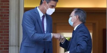 Sánchez y Vivas pactan expulsar a los cerca de 800 menores migrantes a Marruecos lo antes posible