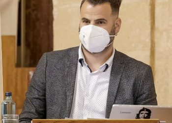 Unidas Podemos ve “intolerable” que RTVA “regale” un programa en la radio a Arenzana que negó la violencia machista en antena