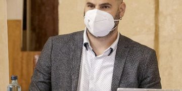 Unidas Podemos ve “intolerable” que RTVA “regale” un programa en la radio a Arenzana que negó la violencia machista en antena