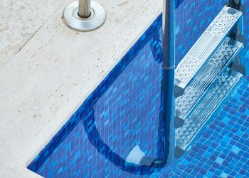 Muere un hombre ahogado en la piscina de un hotel de Roquetas de Mar