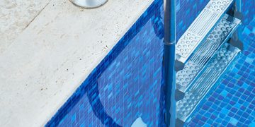 Muere un hombre ahogado en la piscina de un hotel de Roquetas de Mar