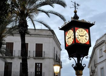 La noria de la Plaza del Arenal, “declarada inocente” de cualquier desperfecto del reloj de Losada o cualquier otro elemento del mobiliario