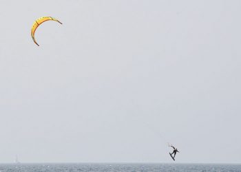 Fallece un kitesurfista tras sufrir una caída en la playa de Los Lances de Tarifa