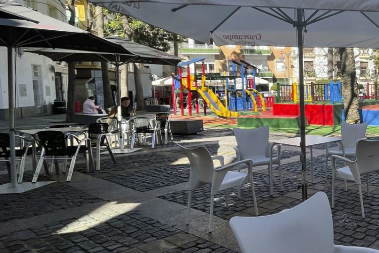 Cruzada contra el ayuntamiento por el cumplimiento de la Ordenanza  Municipal Reguladora de Terrazas y Veladores