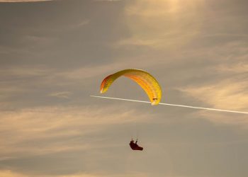 Herido un parapentista tras colisionar contra una furgoneta en una playa de Conil