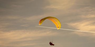 Herido un parapentista tras colisionar contra una furgoneta en una playa de Conil