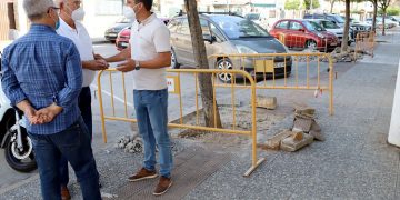 Continúan los trabajos de mejora de los acerados de la barriada El Pinar