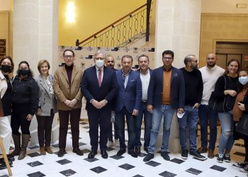 La Zambomba de la Federación Local de Peñas Flamencas recupera su formato tradicional con un elenco artístico de lujo