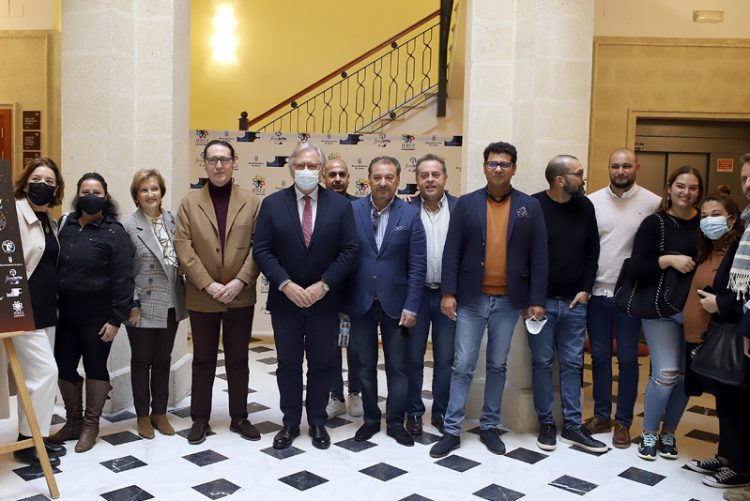 La Zambomba de la Federación Local de Peñas Flamencas recupera su formato tradicional con un elenco artístico de lujo
