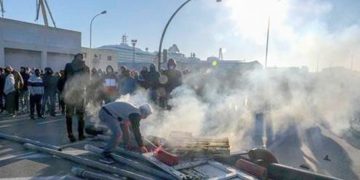 Comienza fuerte la huelga general indefinida del metal en Cádiz: piquetes, cargas policiales y resistencia obrera