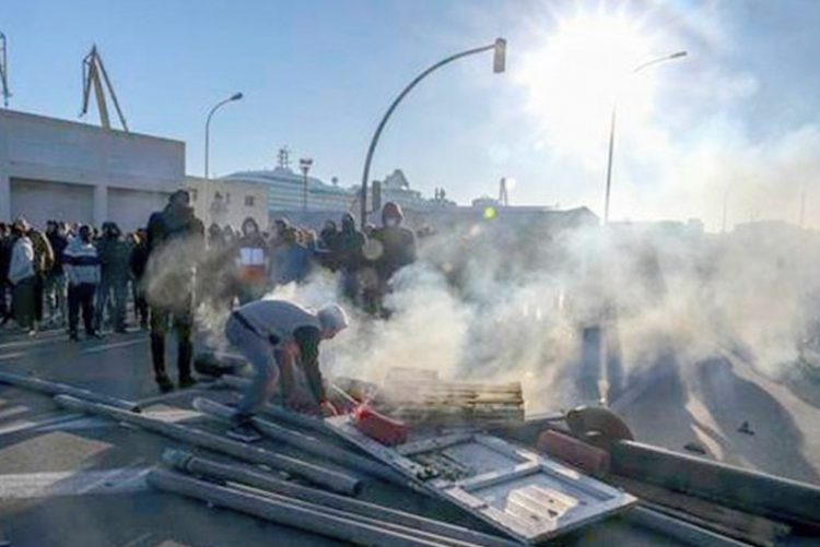Comienza fuerte la huelga general indefinida del metal en Cádiz: piquetes, cargas policiales y resistencia obrera