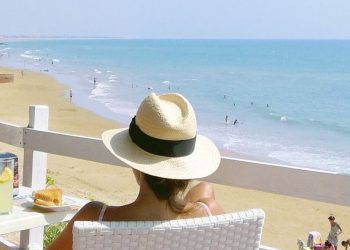 Chiclana, Tarifa y Cádiz destacan como destinos rentables según el barómetro de verano de Exceltur