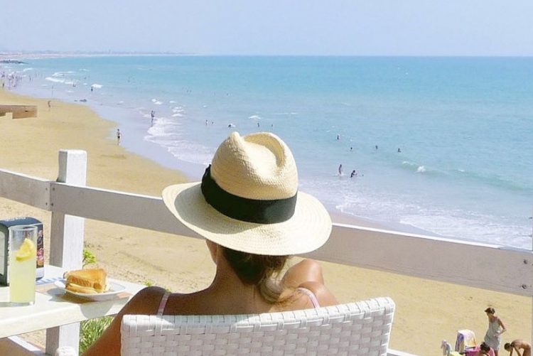Chiclana, Tarifa y Cádiz destacan como destinos rentables según el barómetro de verano de Exceltur