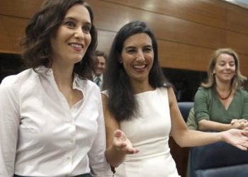 Racismo institucional, recortes en servicios sociales y dinero para la privada: las claves del pacto de Ayuso con VOX