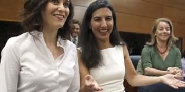 Racismo institucional, recortes en servicios sociales y dinero para la privada: las claves del pacto de Ayuso con VOX