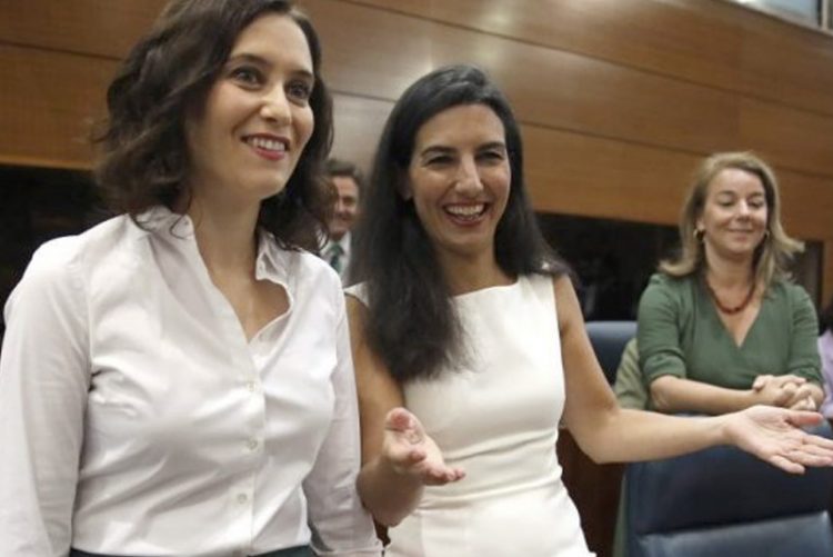 Racismo institucional, recortes en servicios sociales y dinero para la privada: las claves del pacto de Ayuso con VOX