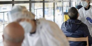 Aumento de restricciones: cuarentena para contactos estrechos de contagiados con Ómicron