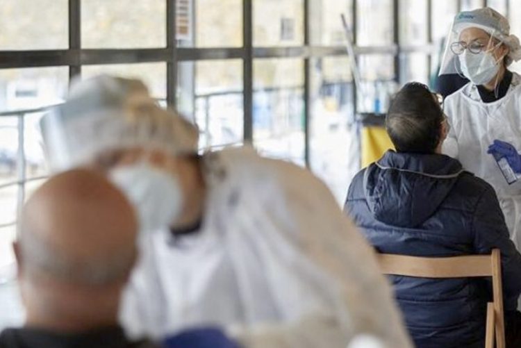 Aumento de restricciones: cuarentena para contactos estrechos de contagiados con Ómicron