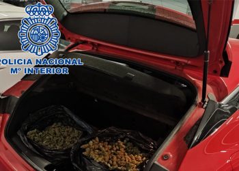 La Policía Nacional intercepta a un vehículo con más de cinco kilos de marihuana lista para su distribución