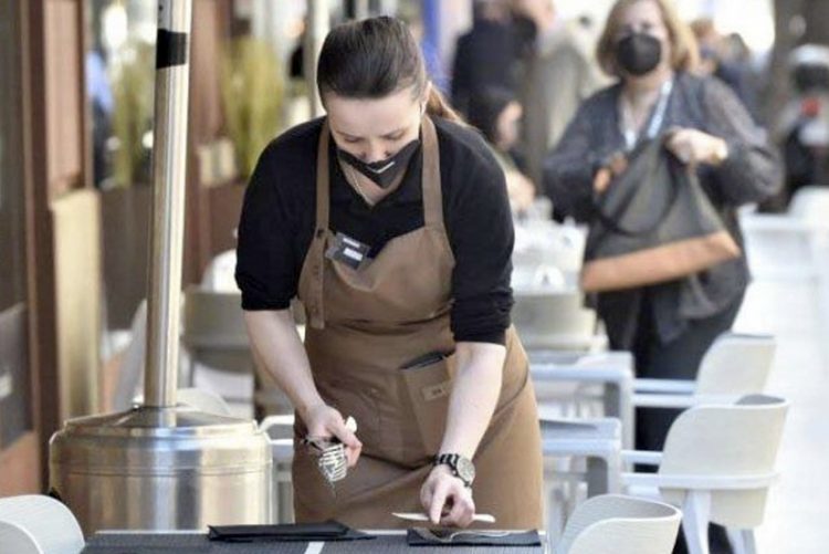 La crisis Covid y la inflación hunden los salarios más bajos