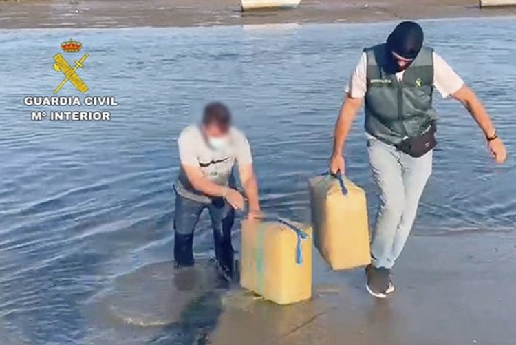 Desarticulada una red que usaba empresas de transportes para trasladar narco-embarcaciones