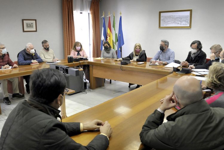 Reunión entre comerciantes, hosteleros, Ayuntamiento y Policías para abordar la seguridad en Doña Blanca