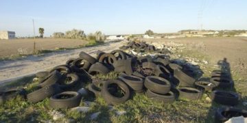 “Hay que sancionar con dureza a los guarros que llenan los caminos de basura”