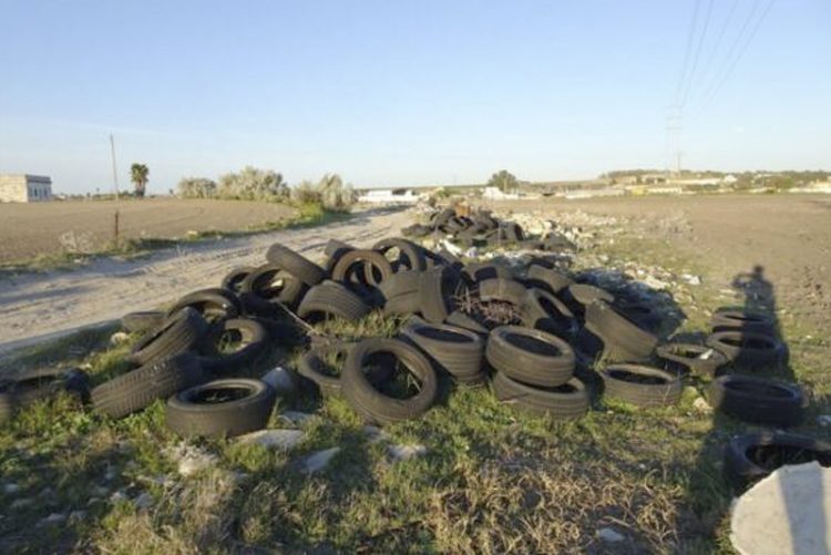“Hay que sancionar con dureza a los guarros que llenan los caminos de basura”